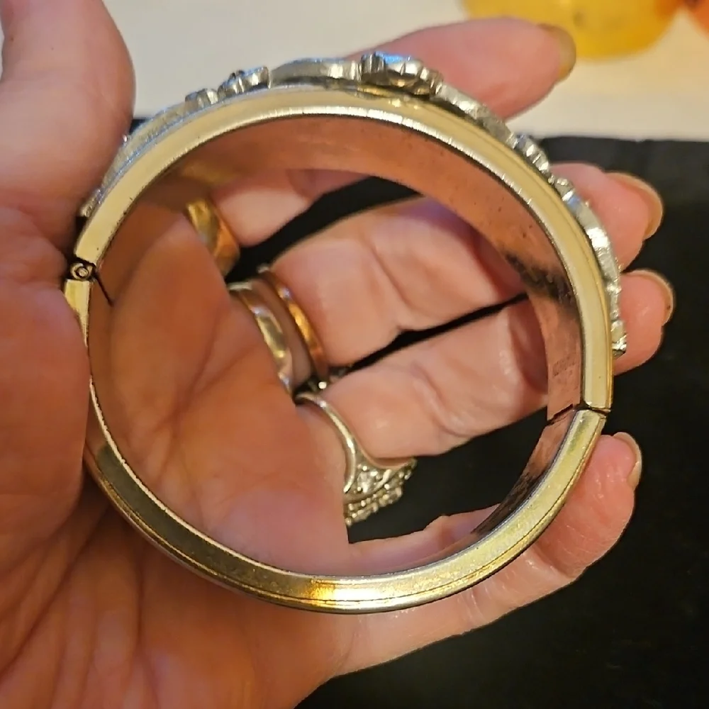 Gold tone vintage Art Deco Bracelet with detailed filigree adorned with stones - Picture 8 of 9